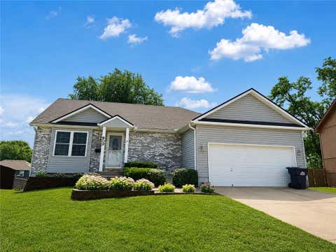 Photo of 809 SW Graystone Drive, Grain Valley, MO 64029 (MLS # 2635769)