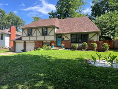 Photo of 10901 W 91st Terrace, Overland Park, KS 66214 (MLS # 2623098)