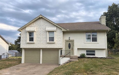 Photo of 21400 W 181st Terrace, Olathe, KS 66062 (MLS # 2641546)