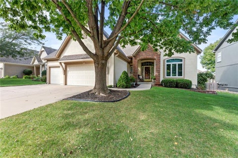 Photo of 8000 W 154th Street, Overland Park, KS 66223 (MLS # 2644962)