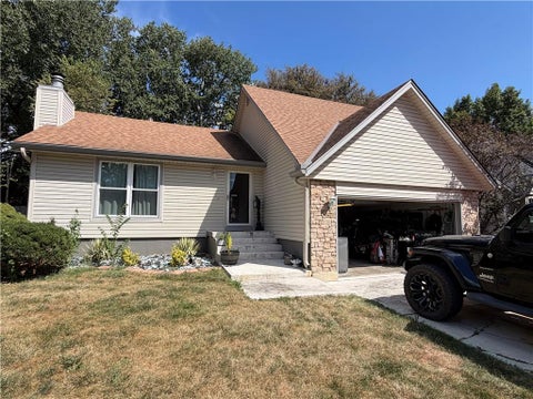 Photo of 14021 S Summertree Lane, Olathe, KS 66062 (MLS # 2641222)