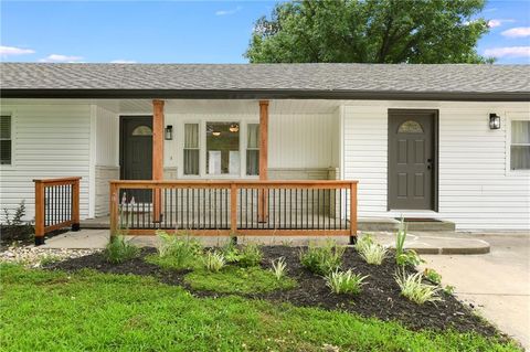 Photo of 11 Crestview Drive, Paola, KS 66071 (MLS # 2630926)