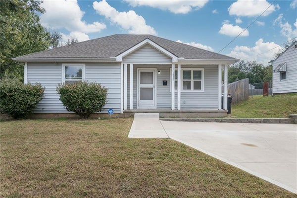 1715 BORDEN AVE, SAINT JOSEPH, MO 64507 - Image 656572a0a79909bb59b53f4cf4ae331d/372119998