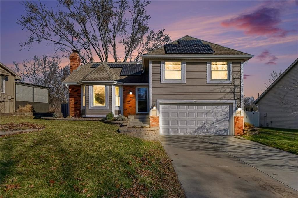 Photo of 716 NE Thames Drive, Lees Summit, MO 64086 (MLS # 2592593)