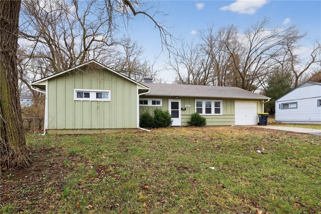 Photo of 8615 E 114TH Street, Kansas City, MO 64134 (MLS # 2606659)