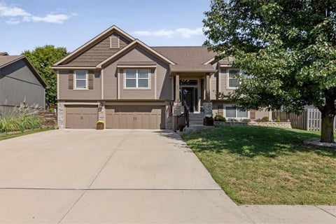Photo of 904 NW 110th Terrace, Kansas City, MO 64155 (MLS # 2643976)