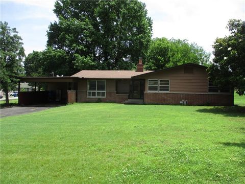 Photo of 1816 Cherokee Avenue, Baxter Springs, KS 66713 (MLS # 2624971)