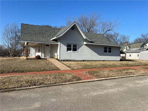 611 E 5th Avenue Caney KS 67333