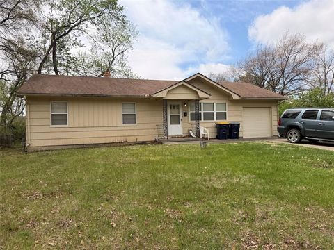 Photo of 4603 E 114th Terrace, Kansas City, MO 64137 (MLS # 2613963)