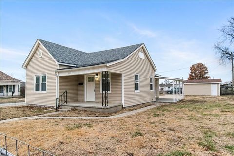 323 W Hyde Park Avenue, St Joseph, MO 64504 - MLS#: 2595590