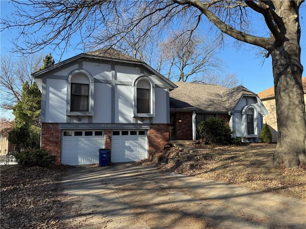 Photo of 10306 Long Street, Overland Park, KS 66215 (MLS # 2592417)