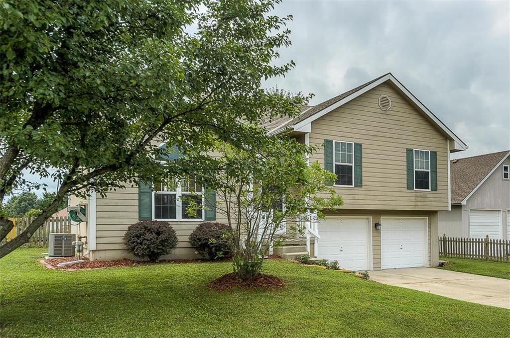 Photo 1 of 34 — 709 E 12TH Street, Kearney, MO 64060