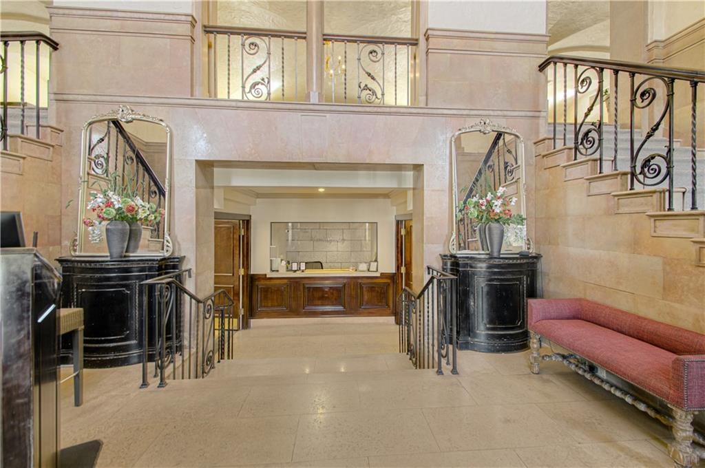 229 Ward Parkway 401B