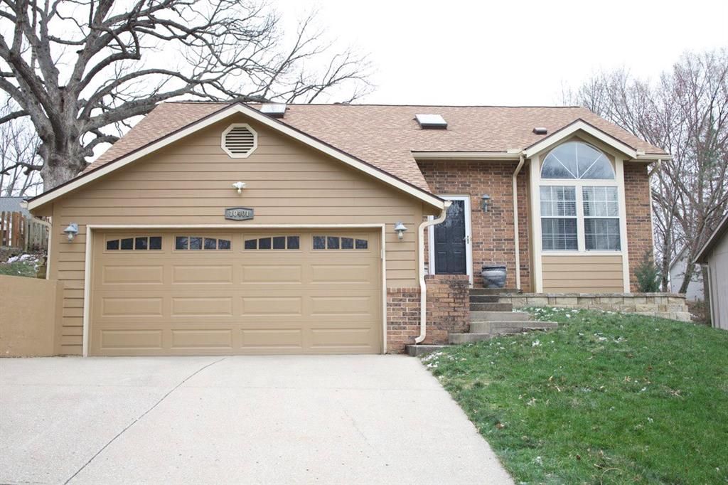 Photo of 10401 NW 57th Terrace, Parkville, MO 64152 (MLS # 2607994)