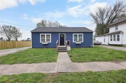 Photo of 1002 5th Street, Osawatomie, KS 66064 (MLS # 2619830)