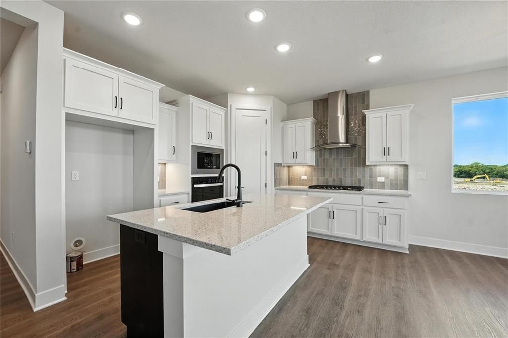 Photo of 1711 NW 105th Street, Kansas City, MO 64155 (MLS # 2592243)