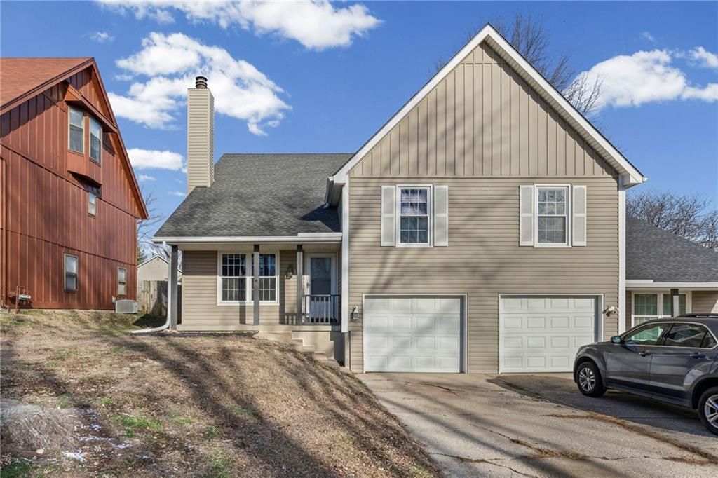 Photo of 1422 La Chateau Drive, Liberty, MO 64068 (MLS # 2592962)