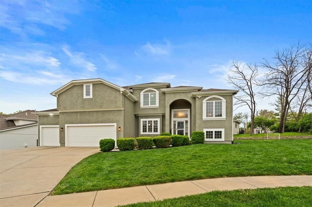 Photo of 12544 Grand Court, Kansas City, MO 64145 (MLS # 2592644)