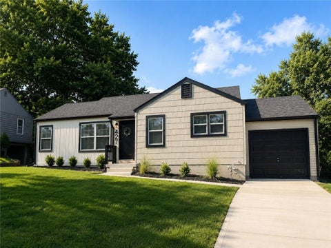 Photo of 427 W 87th Terrace, Kansas City, MO 64114 (MLS # 2638778)