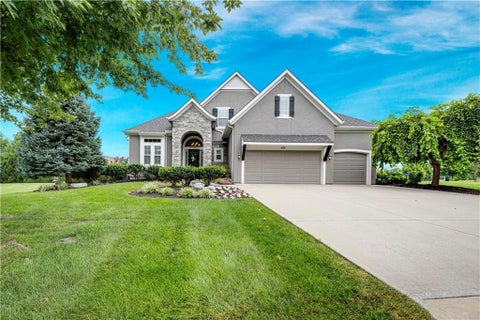 Photo of 15704 Bond Street, Overland Park, KS 66221 (MLS # 2637143)