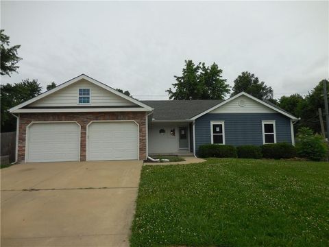 Photo of 1000 Oakwood Street, Harrisonville, MO 64701 (MLS # 2627782)