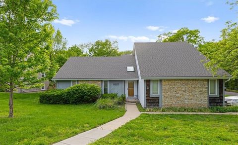 Photo of 8300 Grant Avenue, Overland Park, KS 66212 (MLS # 2617190)