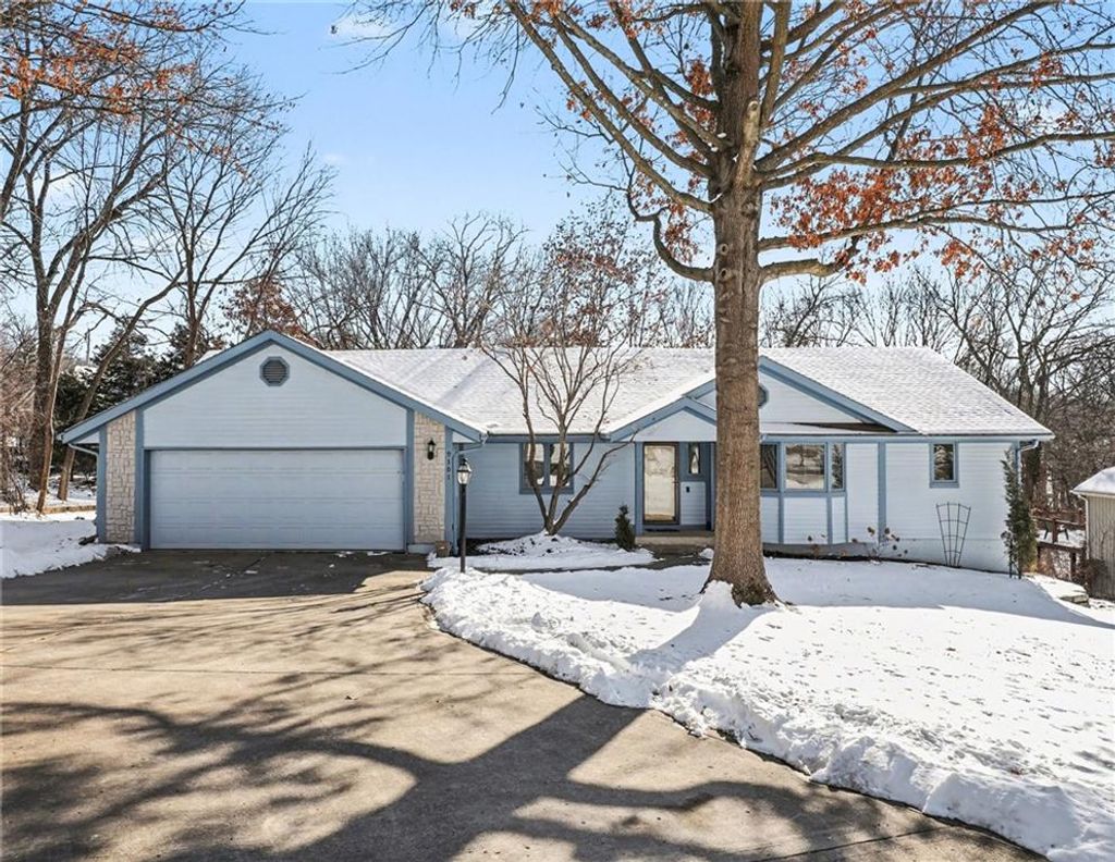 Photo of 9301 NW 80th Street, Weatherby Lake, MO 64152 (MLS # 2598508)