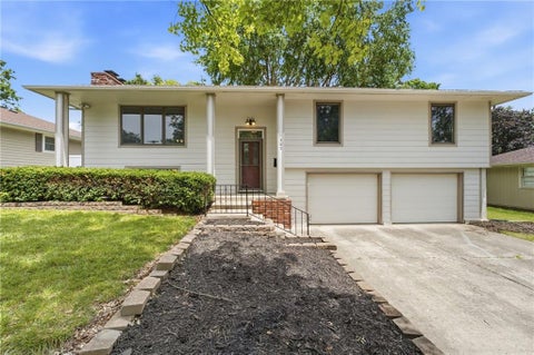 Photo of 305 SW Marion Lane, Lees Summit, MO 64081 (MLS # 2627204)