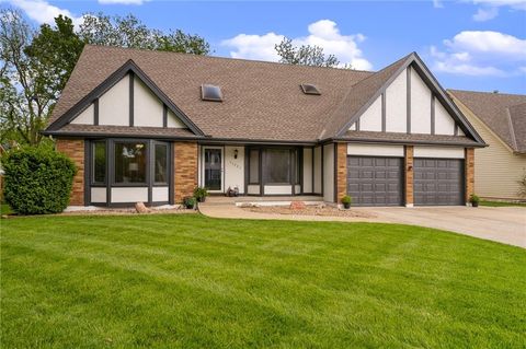Photo of 11721 Hemlock Street, Overland Park, KS 66210 (MLS # 2613063)