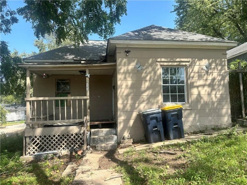 Photo of 525 Blue Ridge Boulevard, Kansas City, MO 64125 (MLS # 2643604)