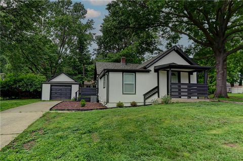 Photo of 7126 Main Street, Kansas City, MO 64114 (MLS # 2622281)