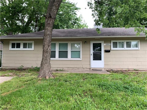 Photo of 10821 BENNINGTON Avenue, Kansas City, MO 64134 (MLS # 2620472)