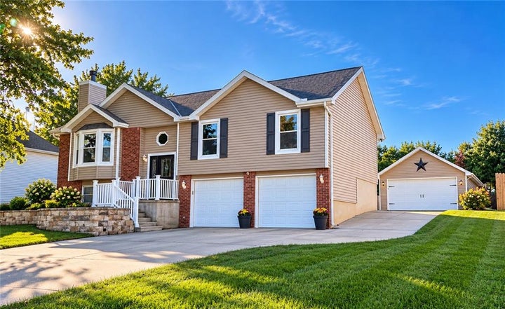 Photo 1 of 17 — 5302 Stoneridge Drive, St Joseph, MO 64507