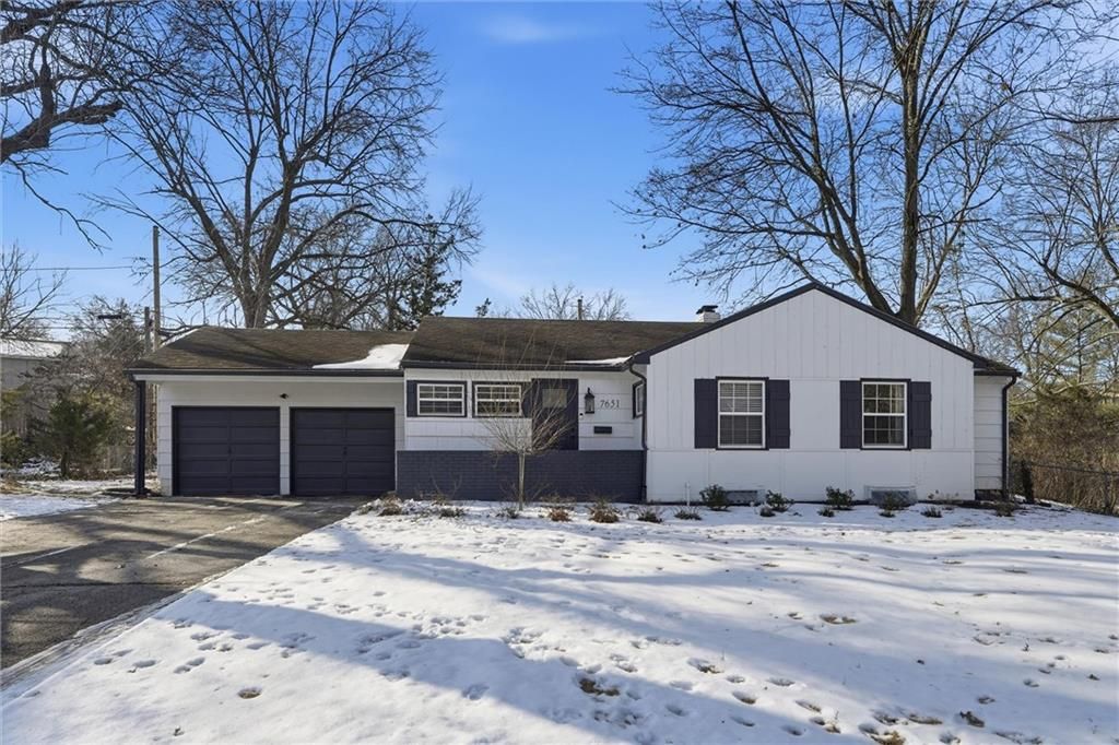 Photo of 7651 Tomahawk Road, Prairie Village, KS 66208 (MLS # 2598357)