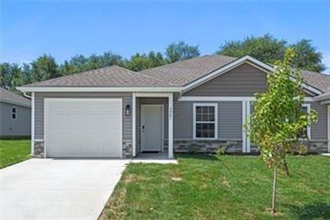 Photo of 3826 NW 93rd Street, Kansas City, MO 64154 (MLS # 2617951)