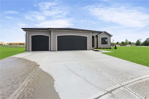Photo of 1205 Cottonwood Court, Paola, KS 66071 (MLS # 2626676)