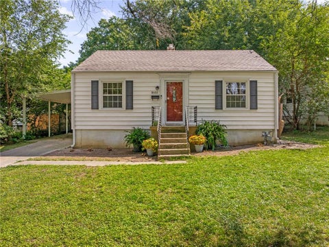 Photo of 8605 Summit Street, Kansas City, MO 64114 (MLS # 2638641)