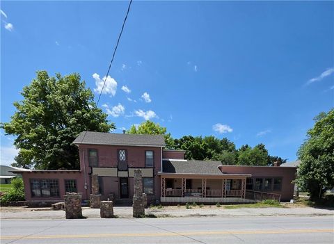 220 S Main Street Tonganoxie KS 66086