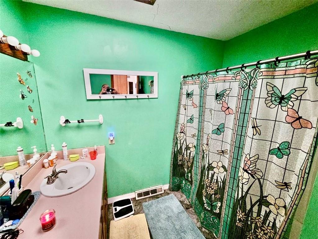 Topeka, Kansas 66611, United States, 3 Bedrooms Bedrooms, ,1 BathroomBathrooms,Residential,Pending,26516