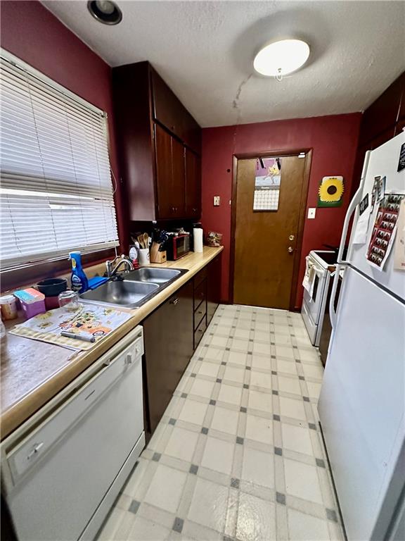 Topeka, Kansas 66611, United States, 3 Bedrooms Bedrooms, ,1 BathroomBathrooms,Residential,Pending,26516