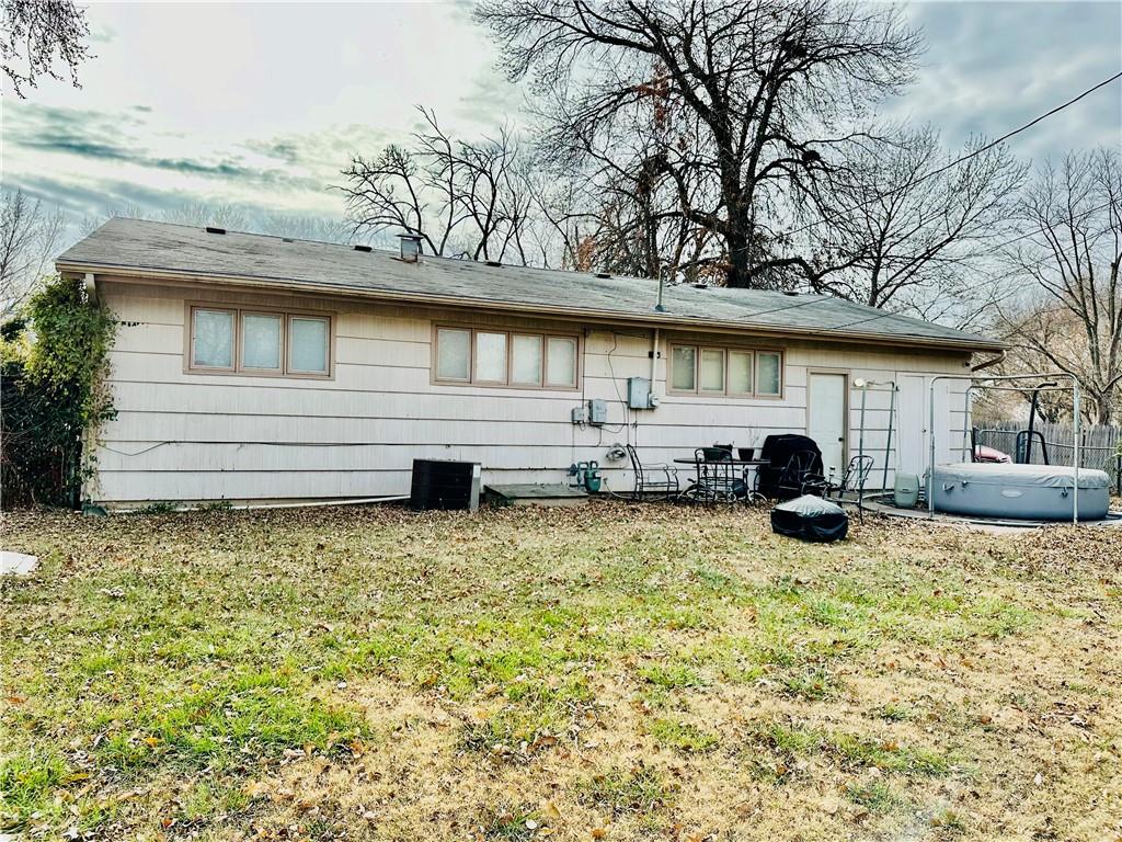 Topeka, Kansas 66611, United States, 3 Bedrooms Bedrooms, ,1 BathroomBathrooms,Residential,Pending,26516