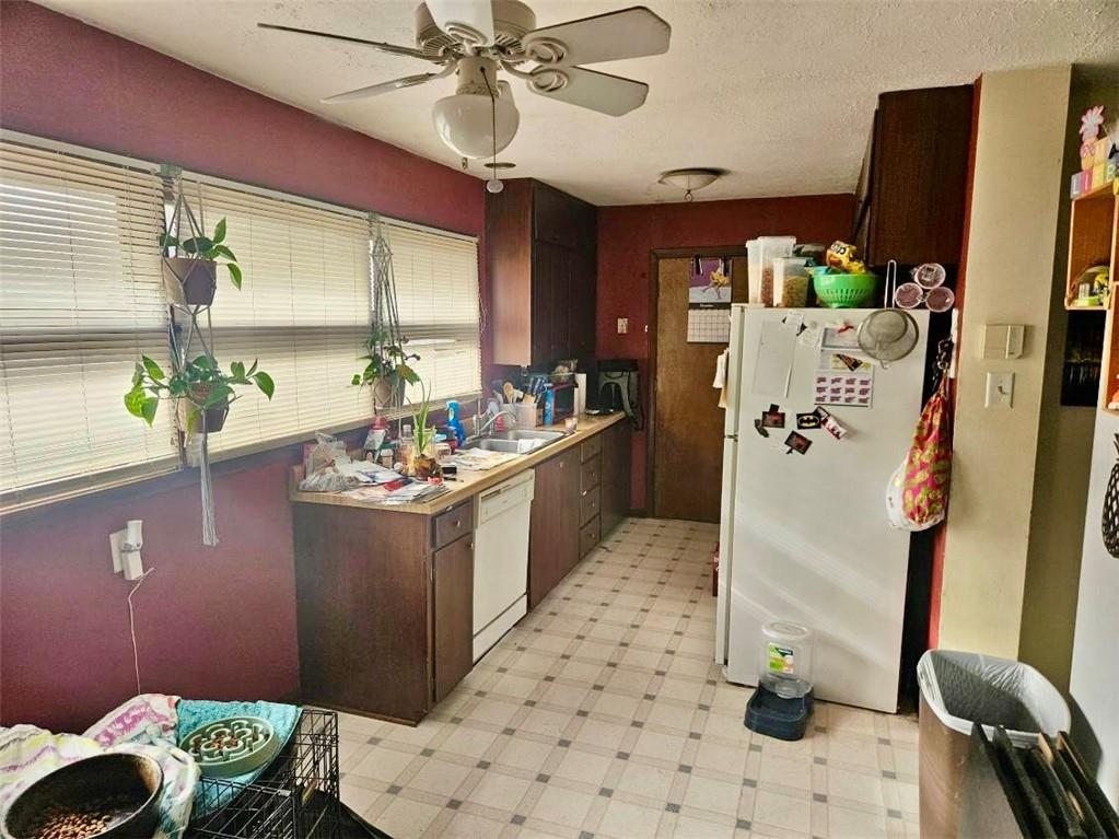 Topeka, Kansas 66611, United States, 3 Bedrooms Bedrooms, ,1 BathroomBathrooms,Residential,Pending,26516