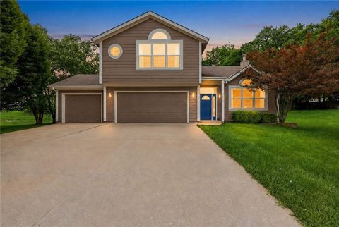 Photo of 720 SE James Circle, Lees Summit, MO 64063 (MLS # 2627206)