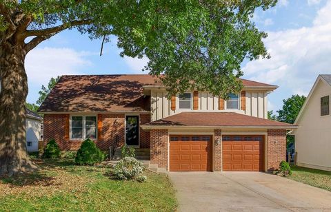 Photo of 11931 Charlotte Street, Kansas City, MO 64146 (MLS # 2582160)