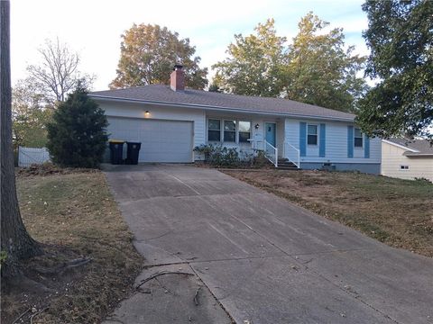 Photo of 10004 Tracy Avenue, Kansas City, MO 64131 (MLS # 2583580)