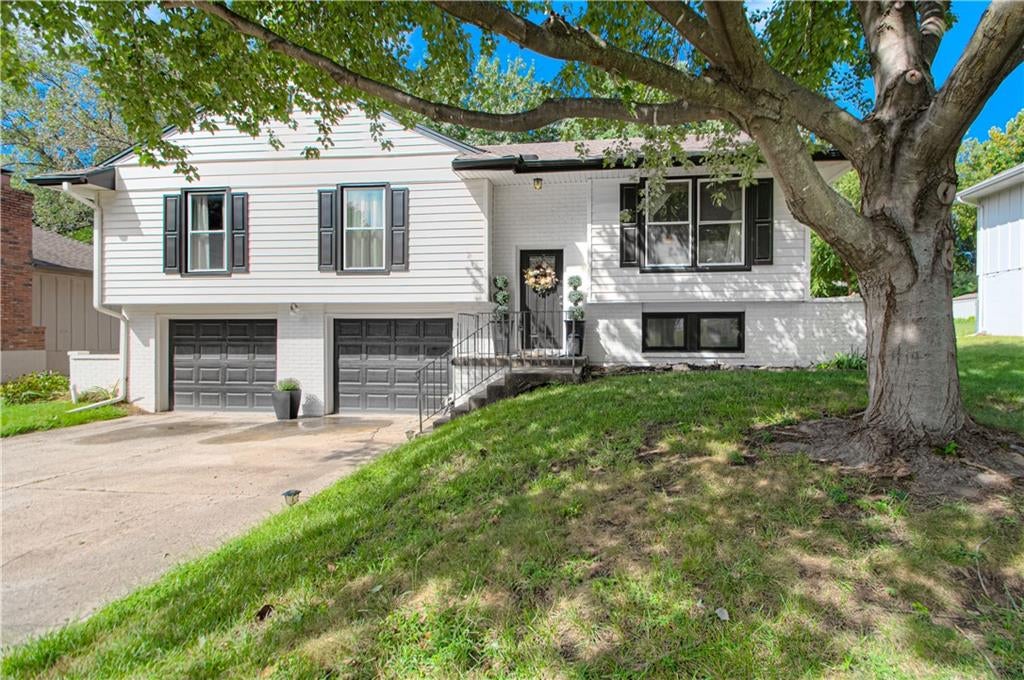 Photo of 912 Canterbury Lane, Liberty, MO 64068 (MLS # 2641177)