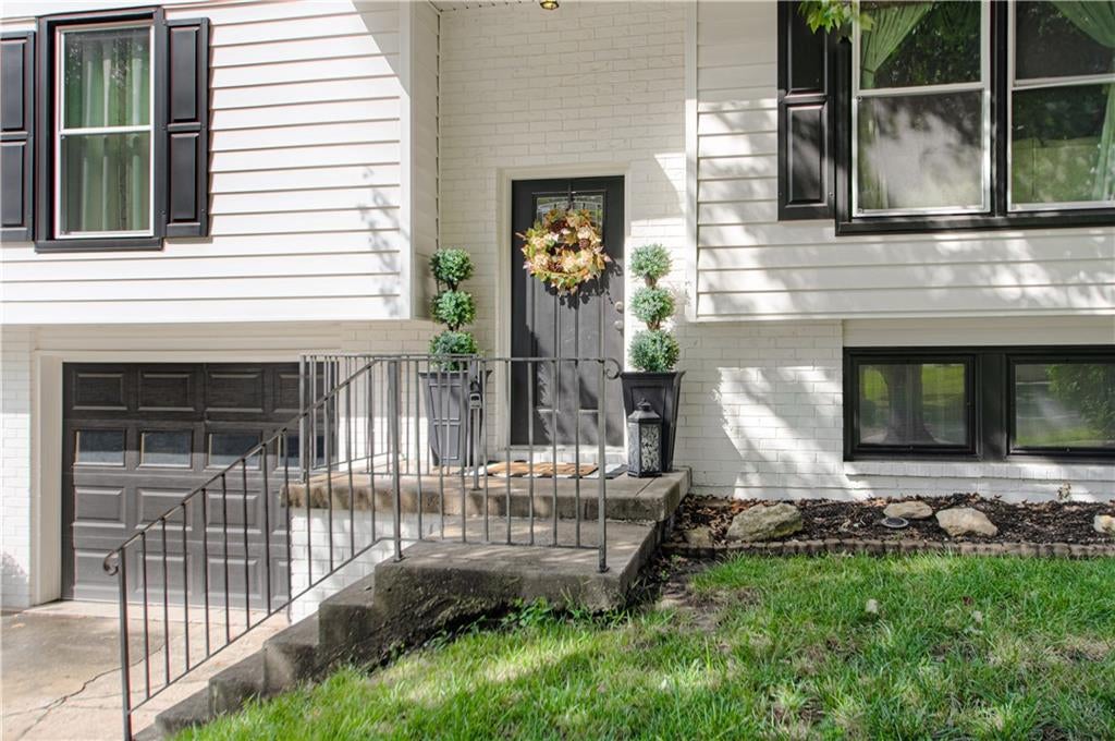 Photo of 912 Canterbury Lane, Liberty, MO 64068 (MLS # 2641177)