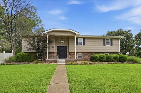 Photo of 1009 Twin Lakes Drive, Pittsburg, KS 66762 (MLS # 2628245)