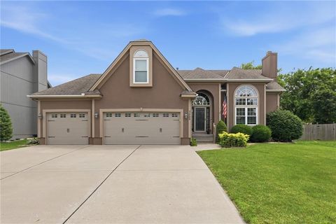 Photo of 1425 SW 44th Street, Lees Summit, MO 64082 (MLS # 2624442)