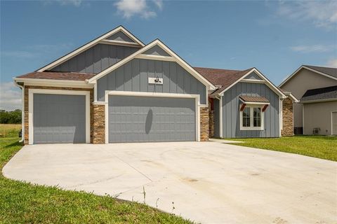 Photo of 1018 Bluestem Circle, Baldwin City, KS 66006 (MLS # 2629392)